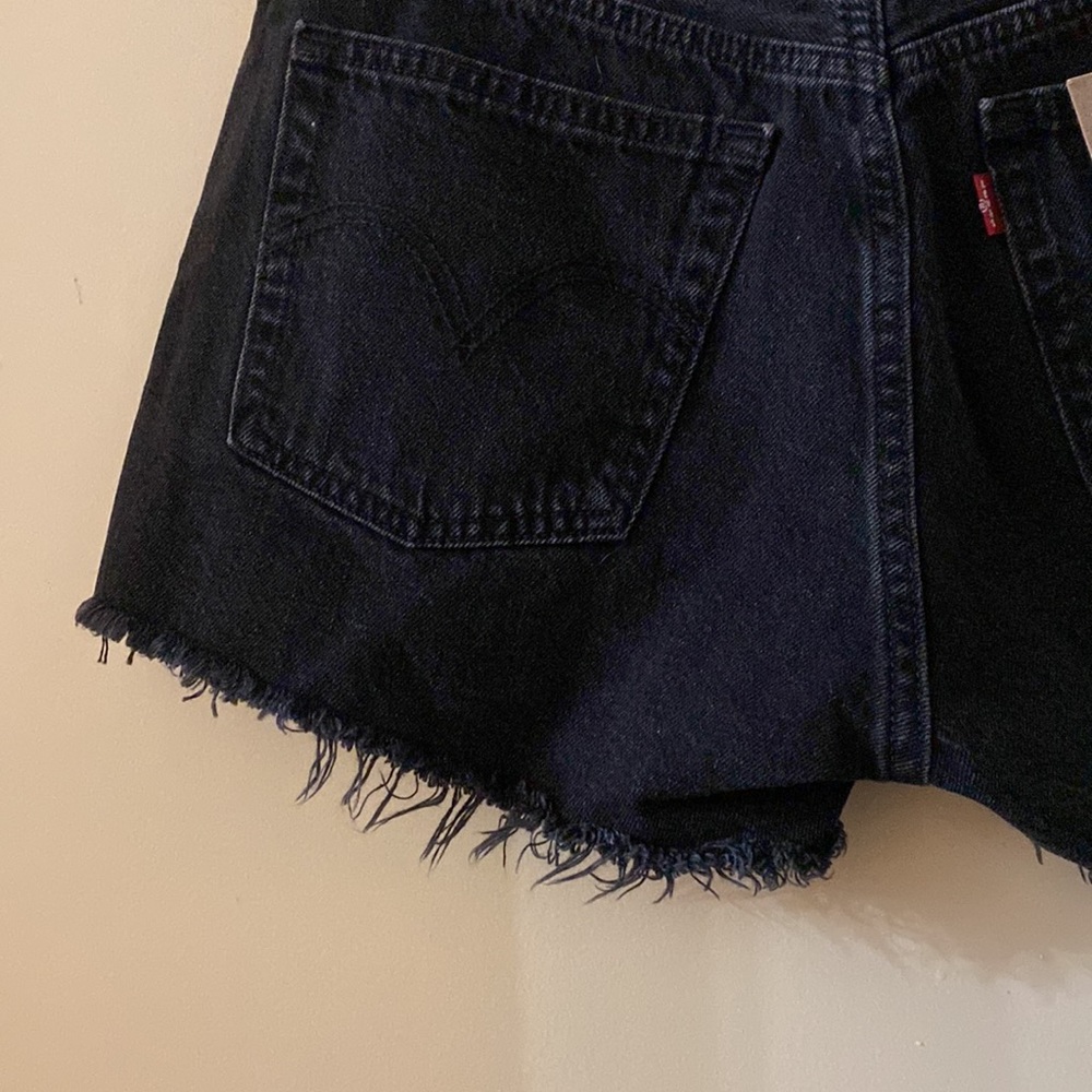 NWT Levi’s 501 High Rise Raw Hem Shorts Size 28 - Picture 8 of 10